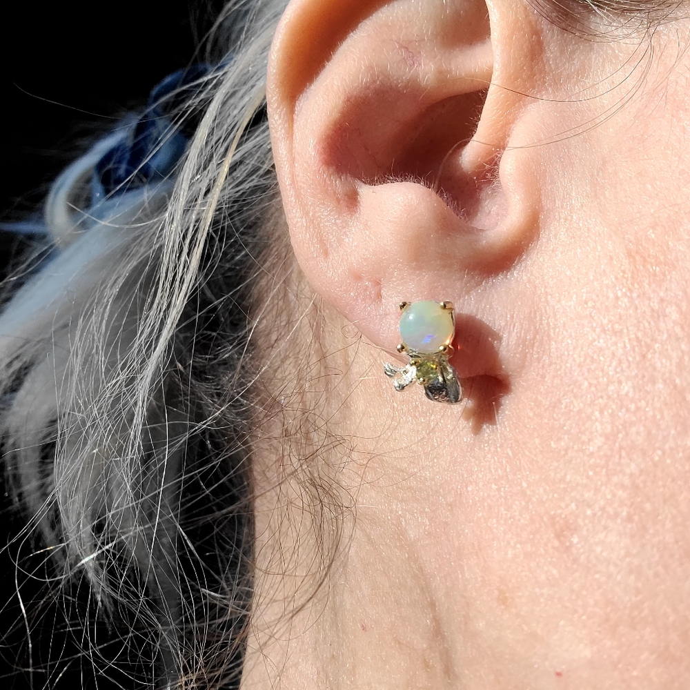 Opal & Peridot .925 Sterling Silver floral stud earrings - Picture 6 of 14